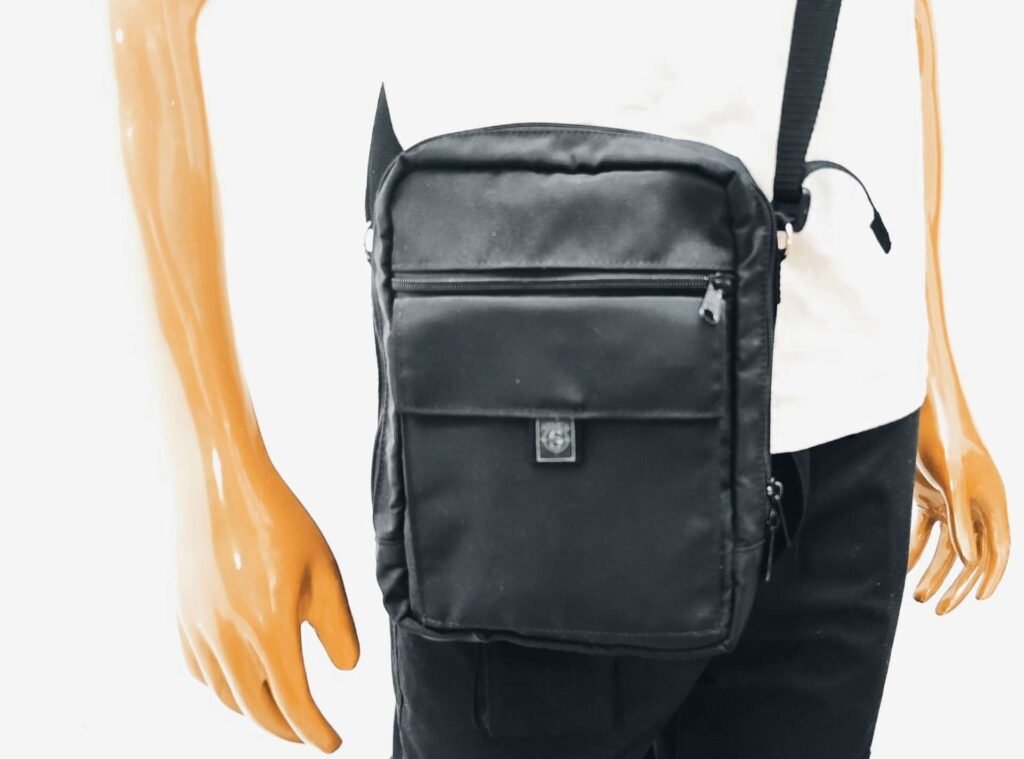 Bolso Manos libres negro tipo carriel vertical con chapuza interna-SIGILO