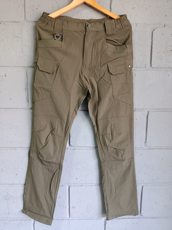 Pantalón Tactico 8 bolsillos verde tela delgada (talla M)