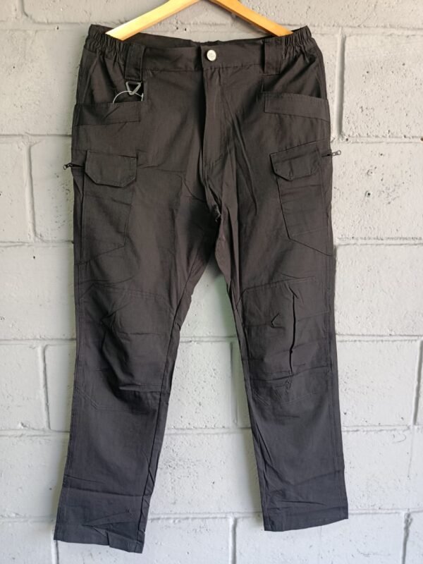 Pantalón Tactico 8 bolsillos negro tela delgada (talla M)