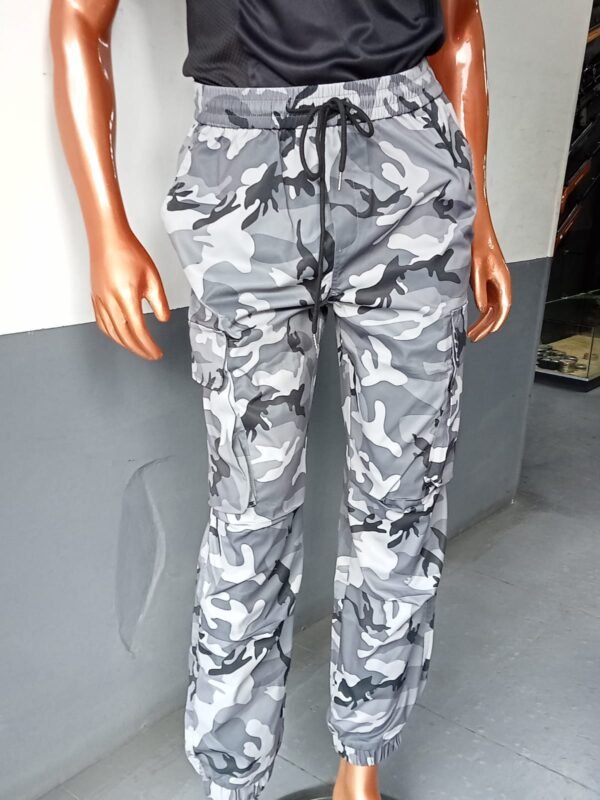 JOGGER/SUDADERA GRIS – NEGRO MULTICAM (TALLA M)